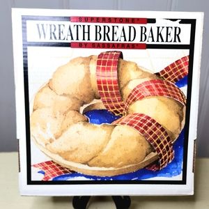 NIB 1995 Stoneware Wreath Bread Baker